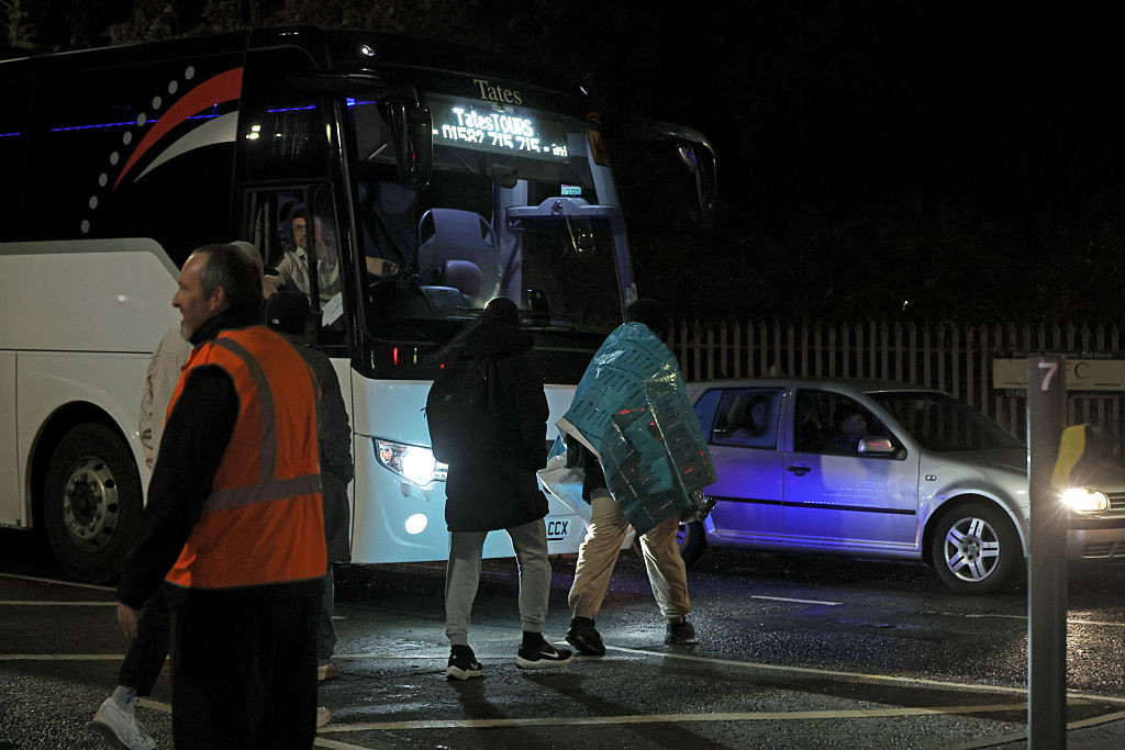 Atac armat într-un tren din Londra. Martorii povestesc cum se ascundeau în toalete pentru a scăpa: „Sângele era peste tot”