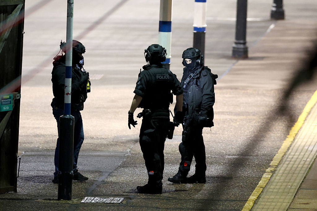 Cine sunt cei doi suspecți reținuți în cazul atacului din trenul din Londra. Prima ipoteză a poliției