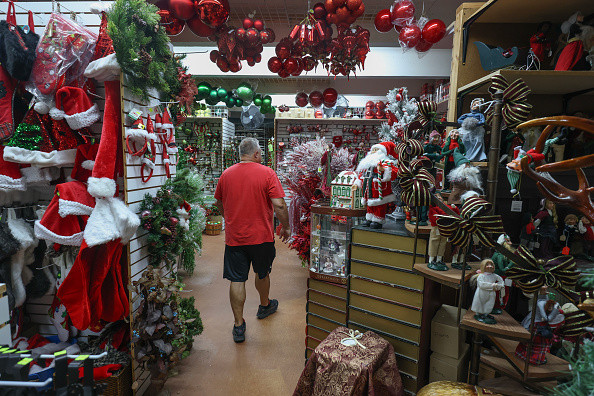 Taxele vamale ale lui Trump ar putea majora cheltuielile de sărbători ale americanilor cu peste 40 de miliarde de dolari