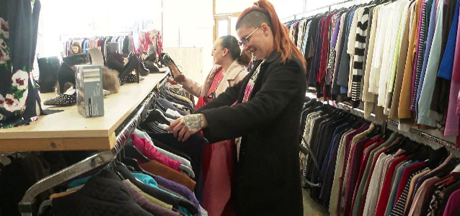 Prețurile mai mici, dar și povestea din spate îi împinge pe tineri să aleagă tot mai des hainele de tip second-hand