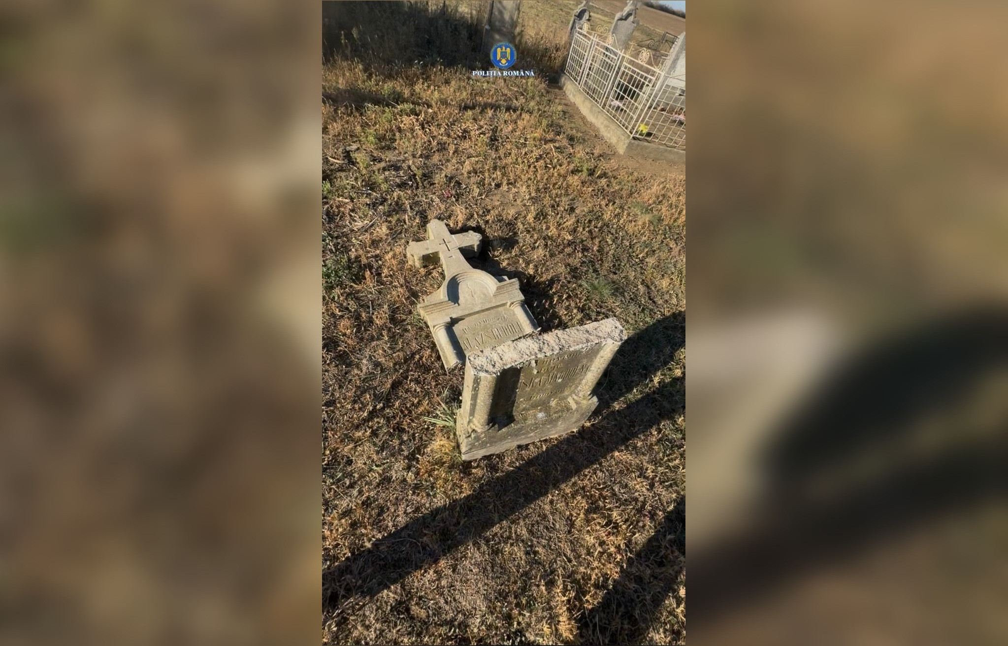 Morminte profanate de minori, într-un cimitir din Arad. Opt monumente funerare au fost distruse