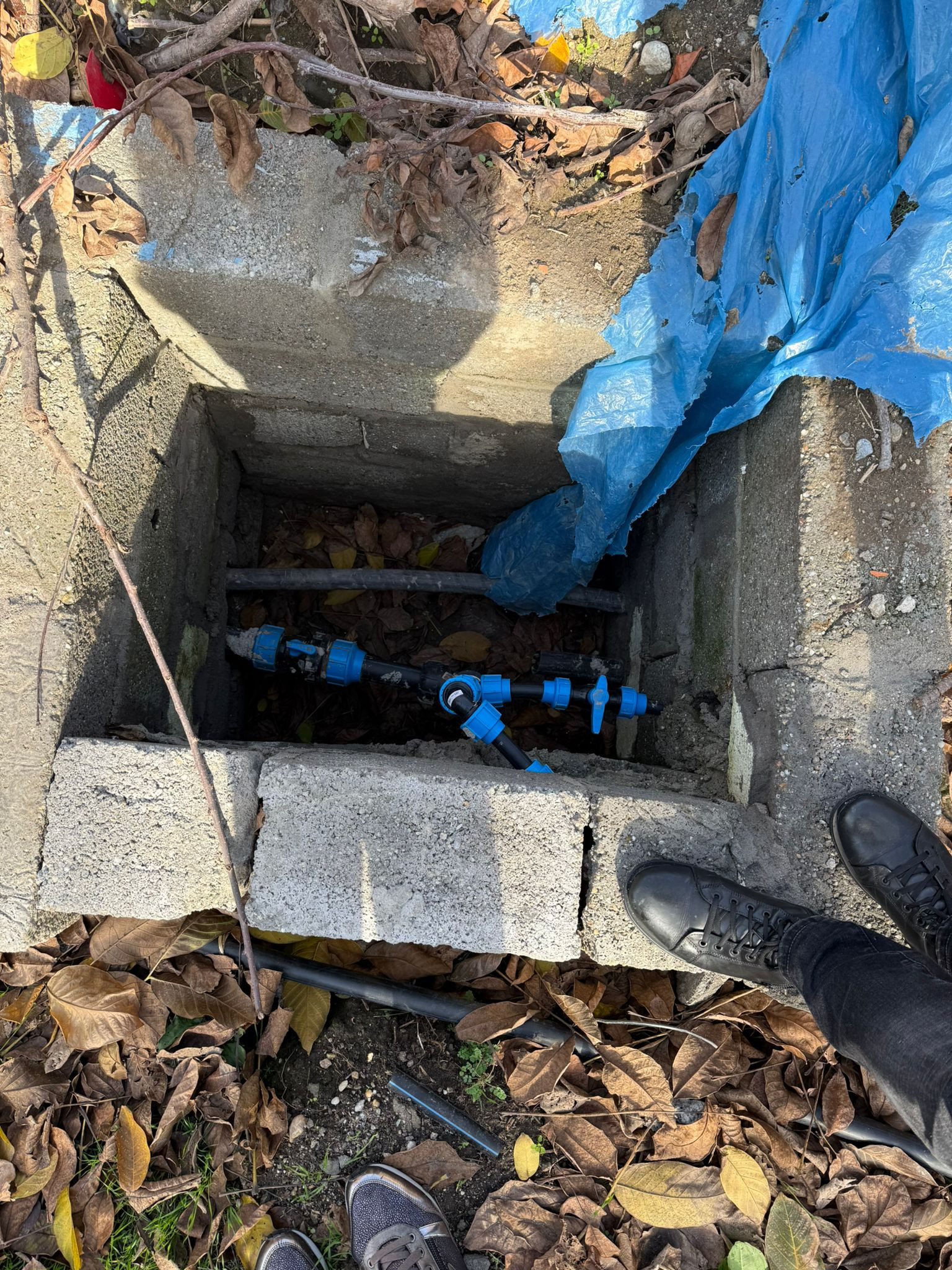 Un bărbat din Craiova a săpat până a dat de apă și apoi a început să o vândă către blocurile și casele din zonă