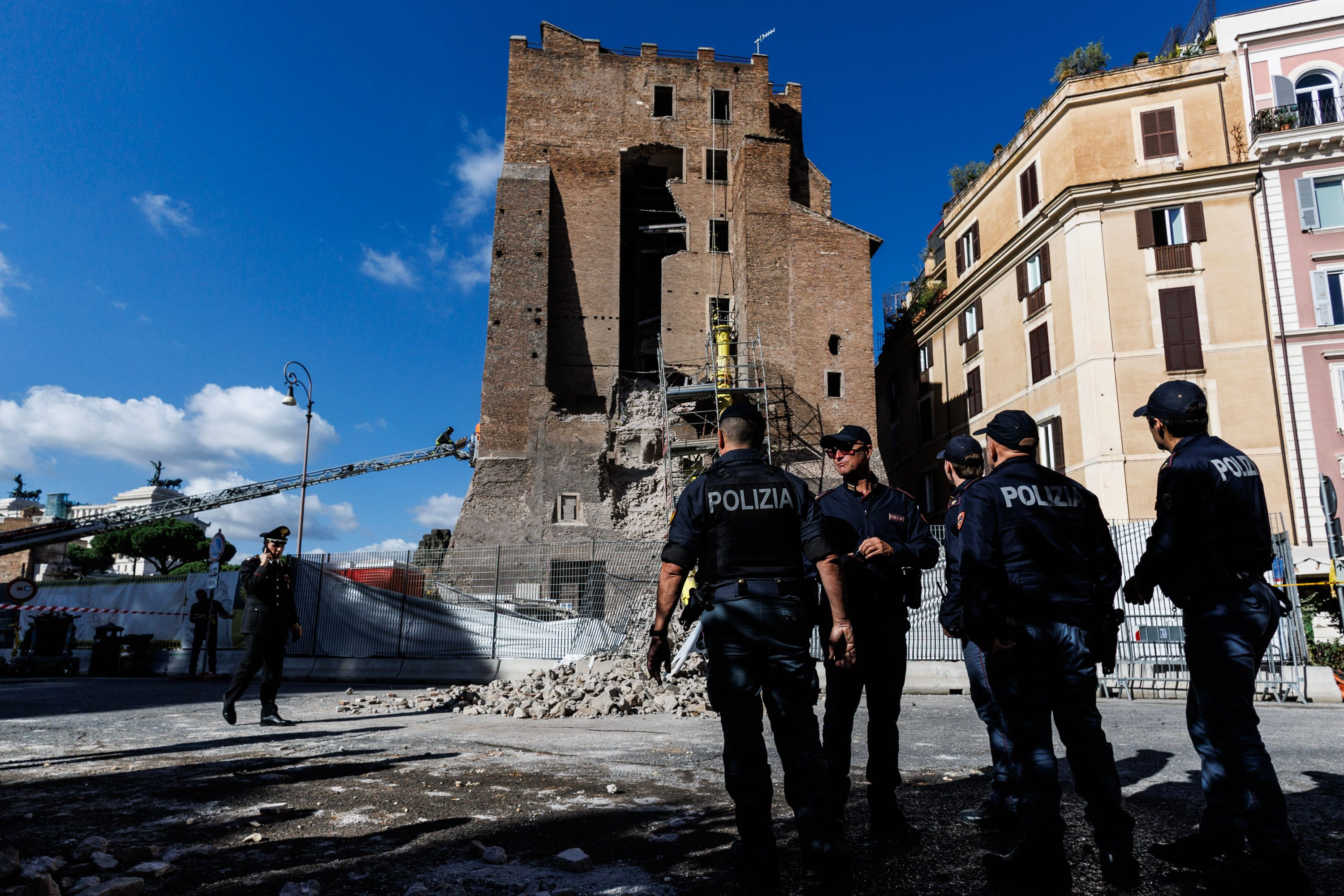 Salvarea românului prins sub dărâmături la Roma, îngreunată de o a doua prăbușire. Pompierii încearcă de ore să îl scoată