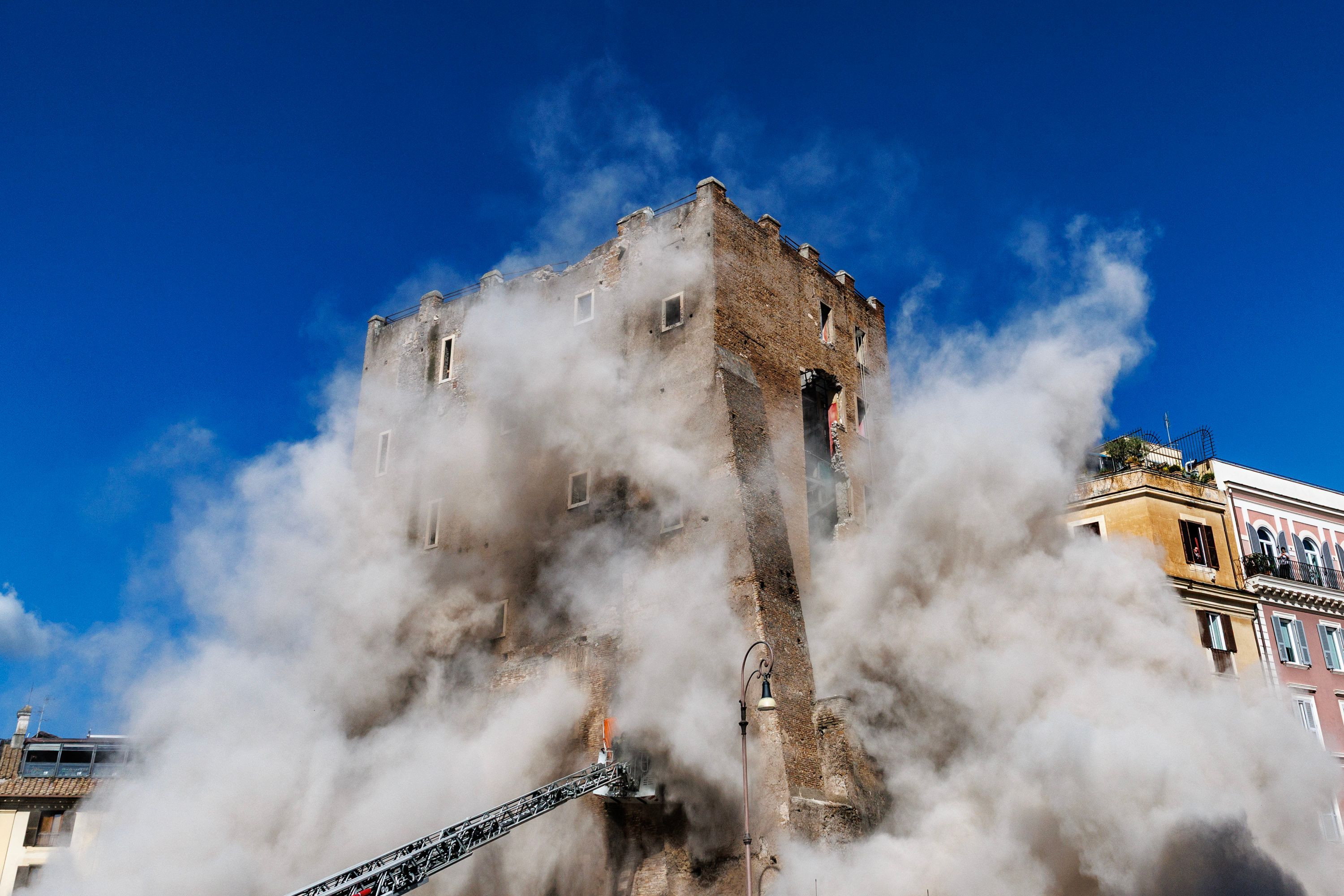 Rusia a batjocorit prăbușirea turnului din Roma, în timpul efortului disperat pentru salvarea românului prins în dărâmături