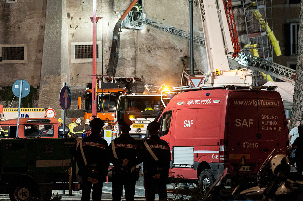 Unul dintre muncitorii români prinși sub dărâmăturile turnului medieval din Roma a murit peste noapte în spital