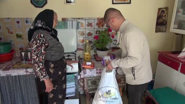 În prag de iarnă, o asociație din Onești le curăță hornurile bătrânilor singuri și le duce alimente