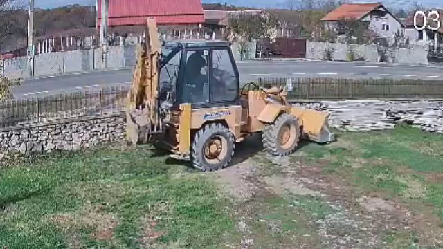 Scandal pe o bucată de pământ, în Gorj. Nepotul a dărâmat cu buldozerul gardul unchiului său. „Eu am sfințit locul ăsta”