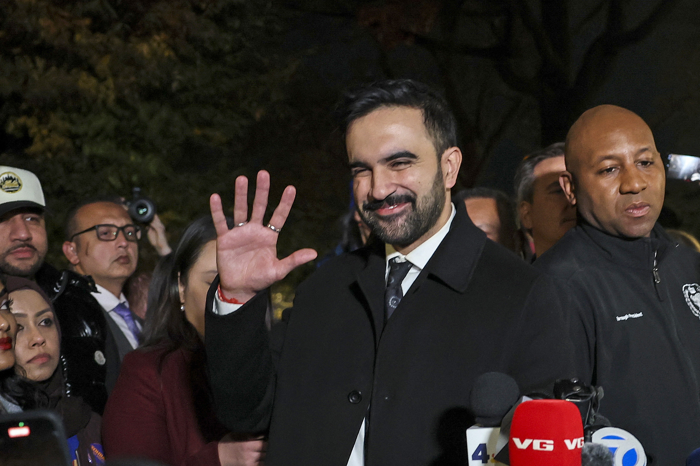 Socialistul Zohran Mamdani e favorit în alegerile de marți din New York. Trump amenință cu tăieri de fonduri federale