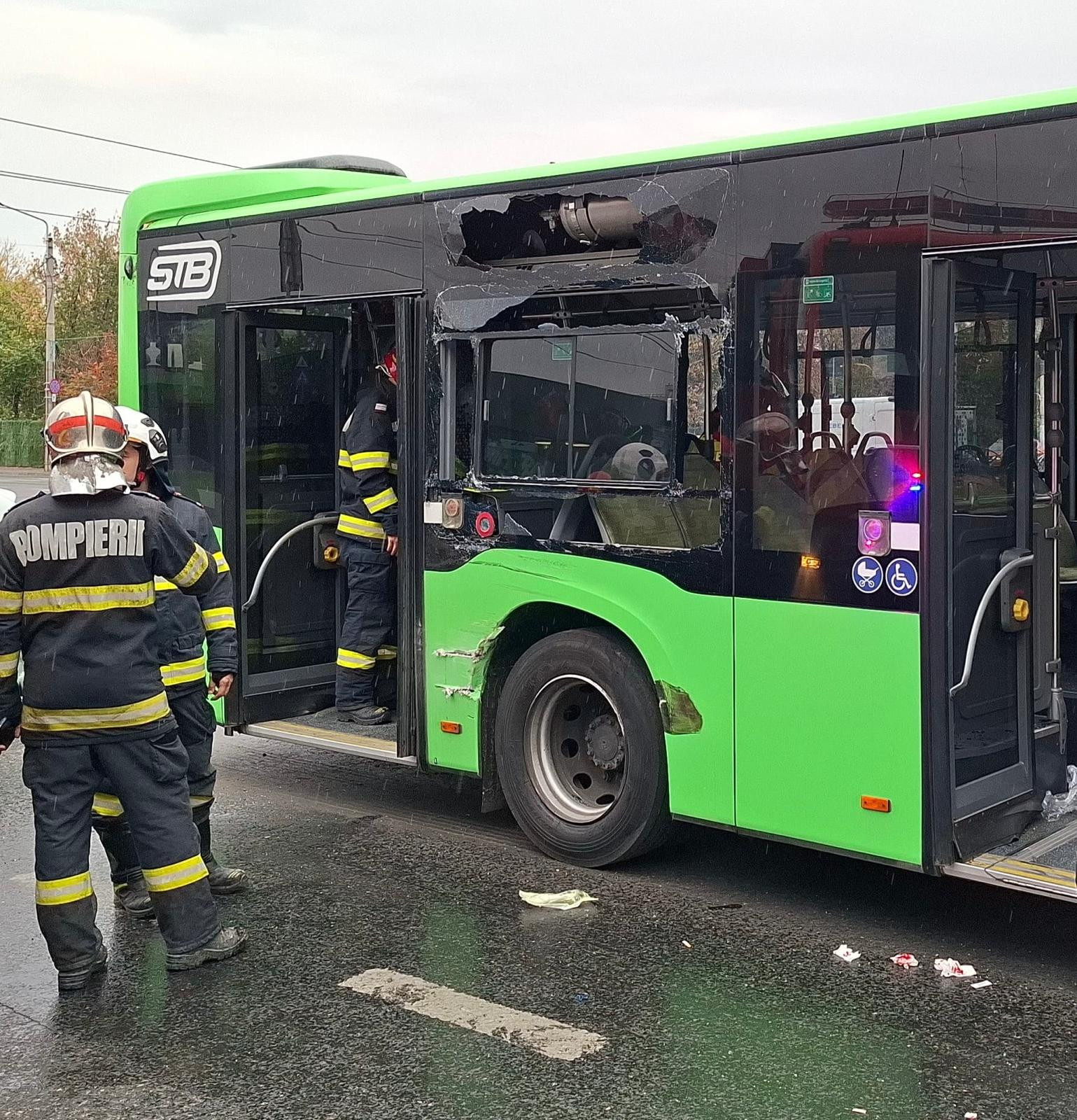 Accident grav în București. Un tramvai a lovit un autobuz. Opt călători au fost răniți