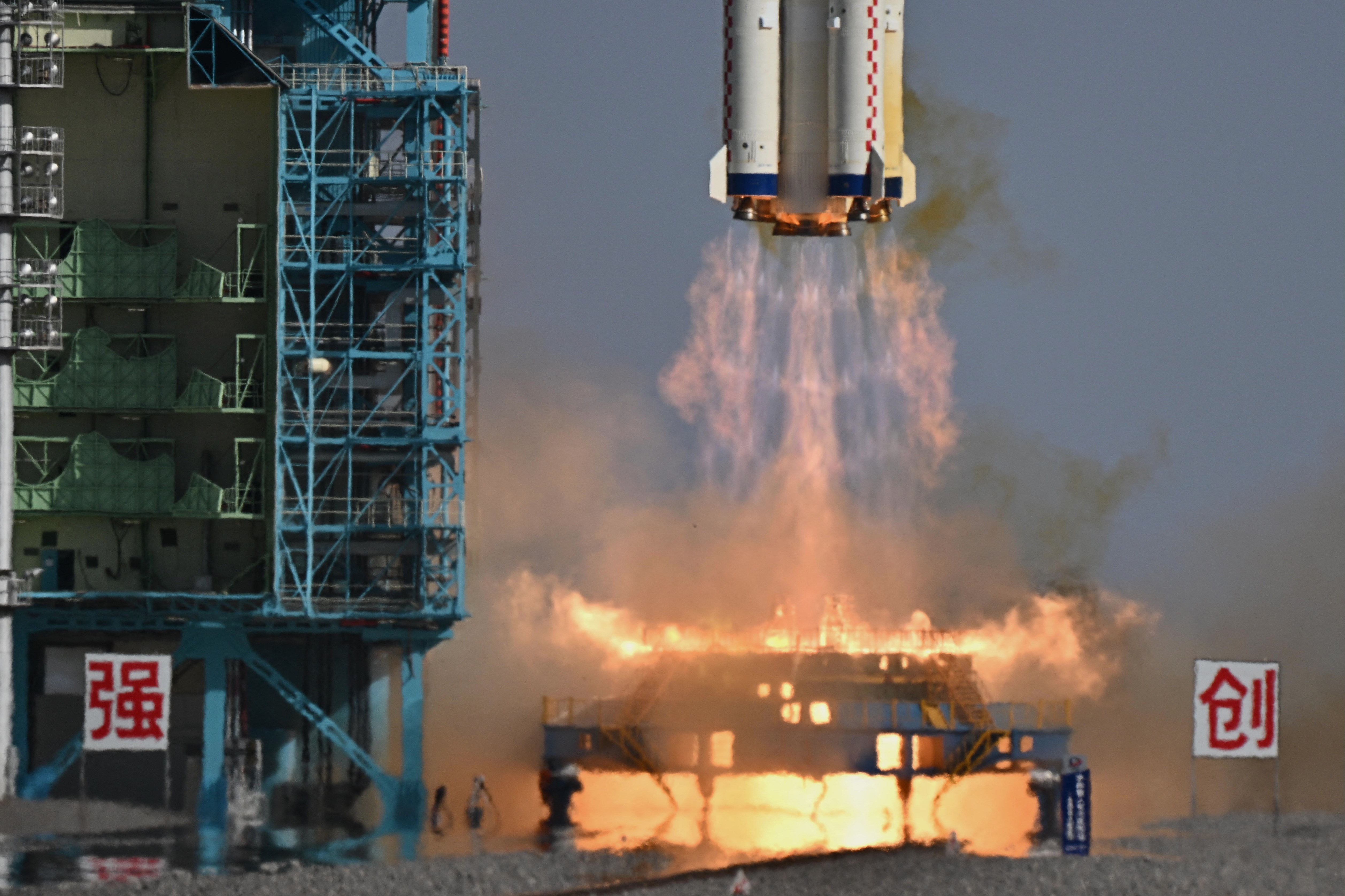 Șase astronauți au gătit aripioare de pui şi fripturi într-o stație spațială. Imaginile au devenit virale | VIDEO