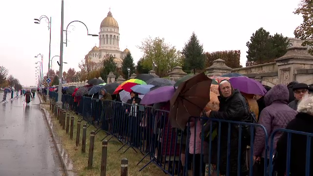 Ultimele zile de acces la altarul Catedralei Naționale. Credincioșii au așteptat câte 5 sau 6 ore în ploaie