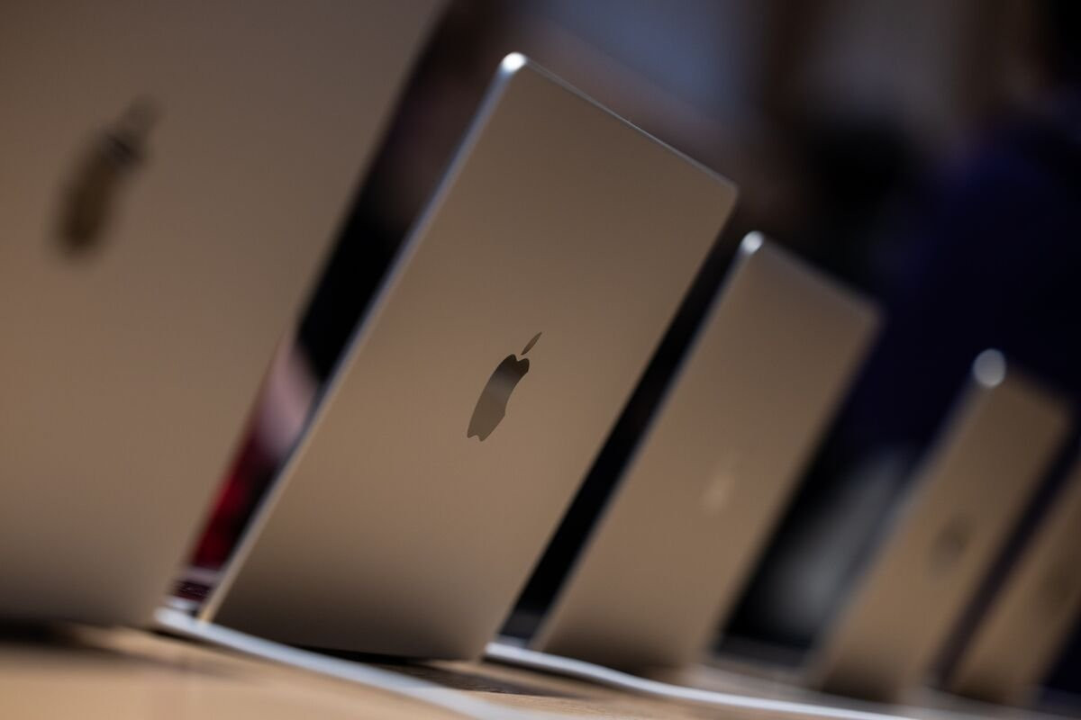 Bloomberg: Apple pregătește un MacBook ”de buget” cu procesor de iPhone, la un preț fără precedent