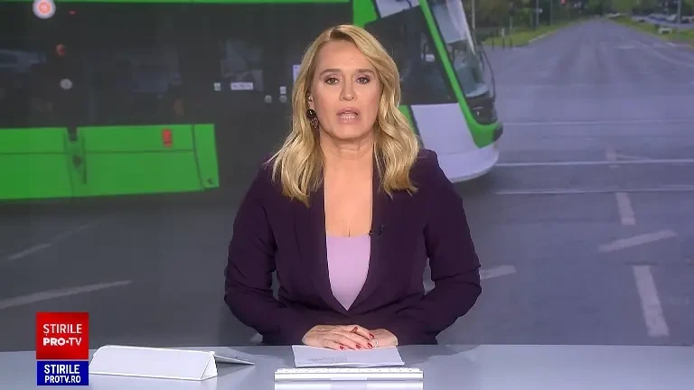 Imagini șocante. Momentul în care un tramvai intră în plin într-un autobuz, în București. Numeroși răniți