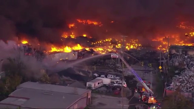 Momentul în care un avion de marfă s-a prăbușit și a provocat un incendiu masiv, în Kentucky. Șapte oameni au murit