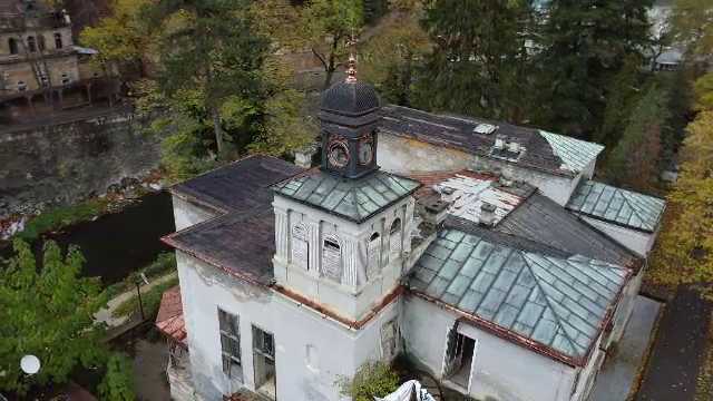 Vila împărătesei Sisi din Herculane riscă să fie distrusă. Hoții au furat acoperișul de cupru, iar apa roade tavanele