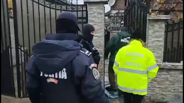 Descinderi de amploare în Dâmbovița. Mai multe persoane sunt suspectate că vând și incendiază ilegal deșeuri