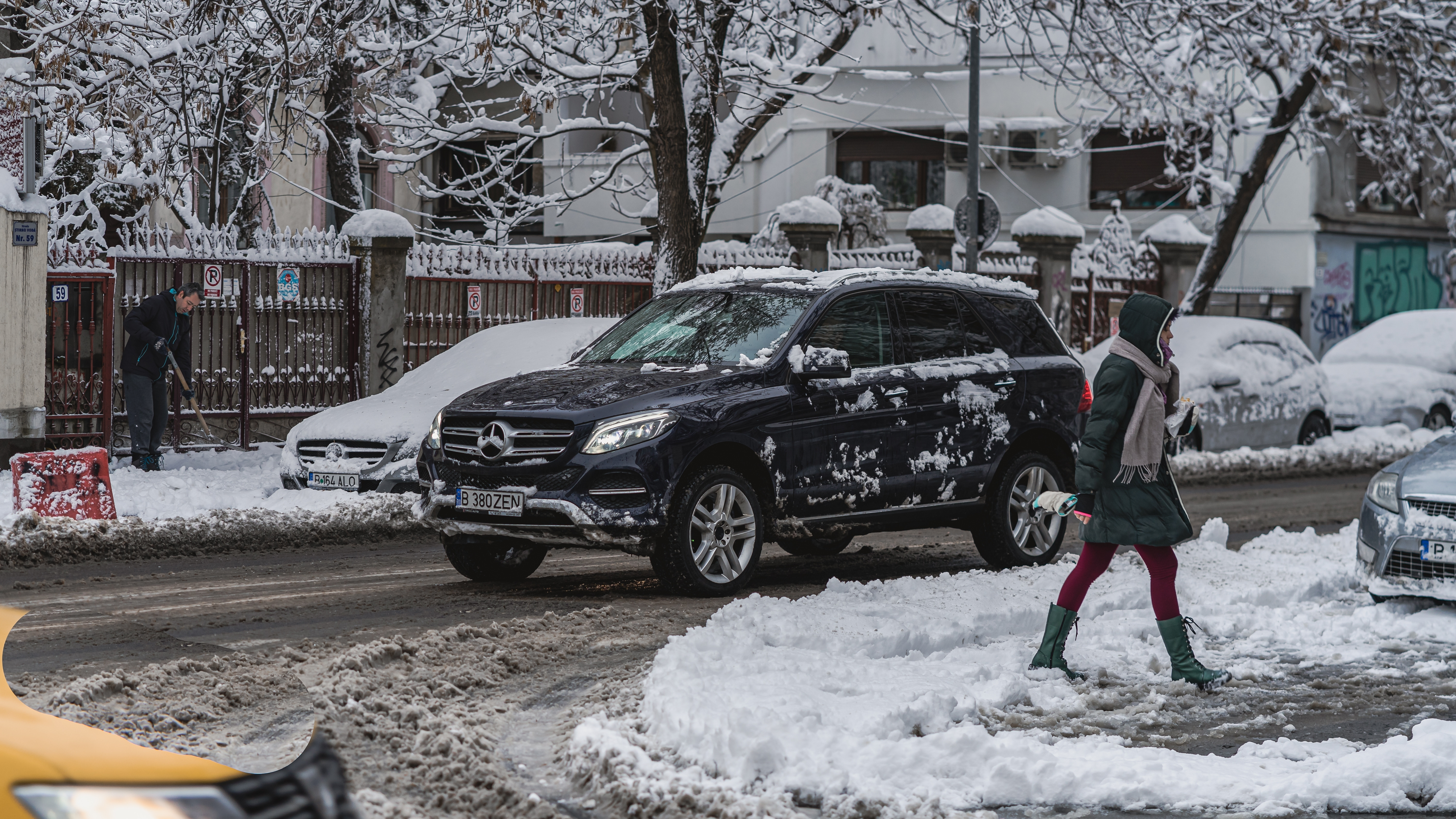 Vremea se răcește puternic până miercuri. Va ninge în mai multe zone. Stratul de zăpadă va fi de 2-6 cm