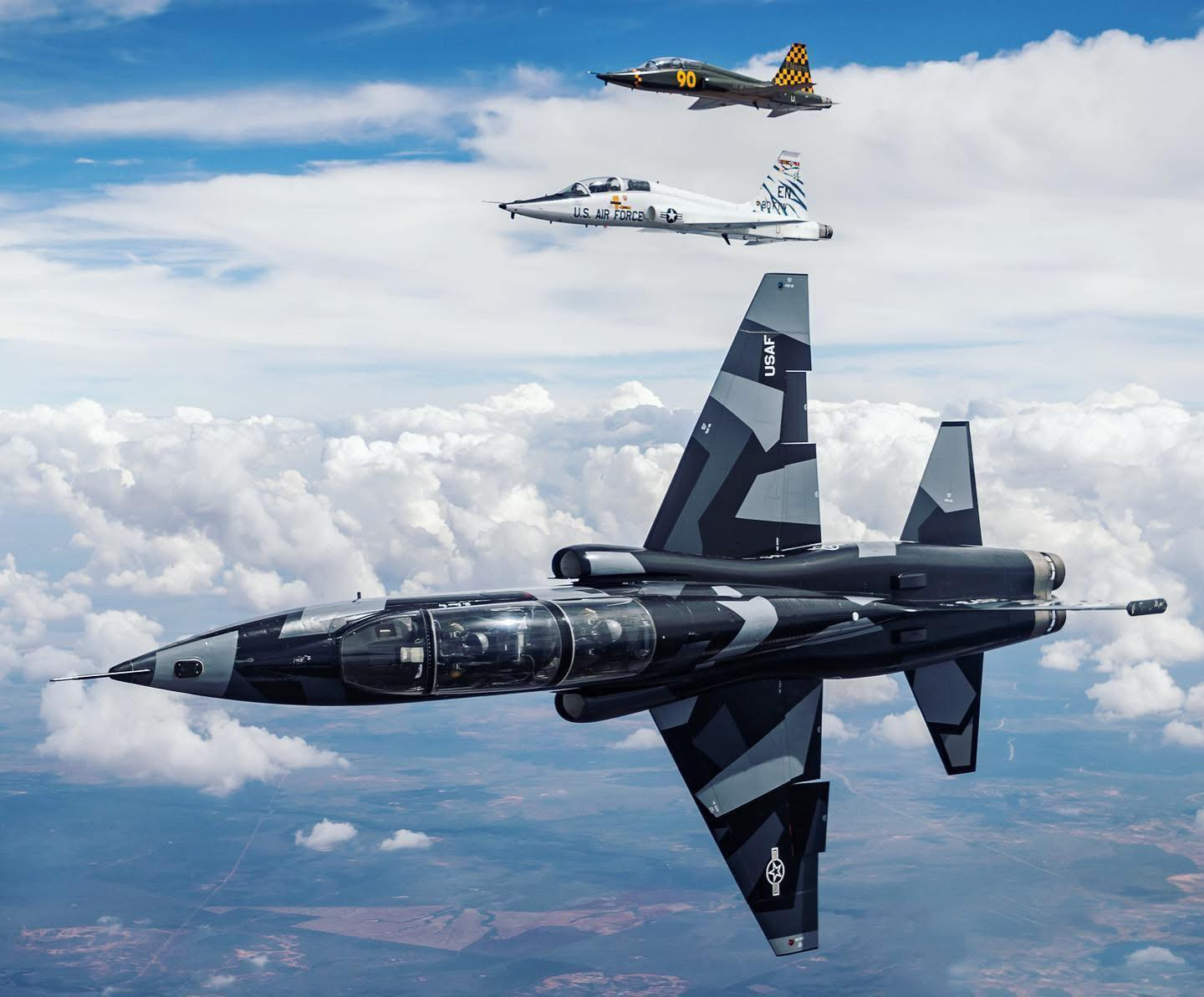 El este românul de 25 de ani, cel mai tânăr instructor pentru viitorii piloţi ai NATO. Claudiu antrenează în SUA