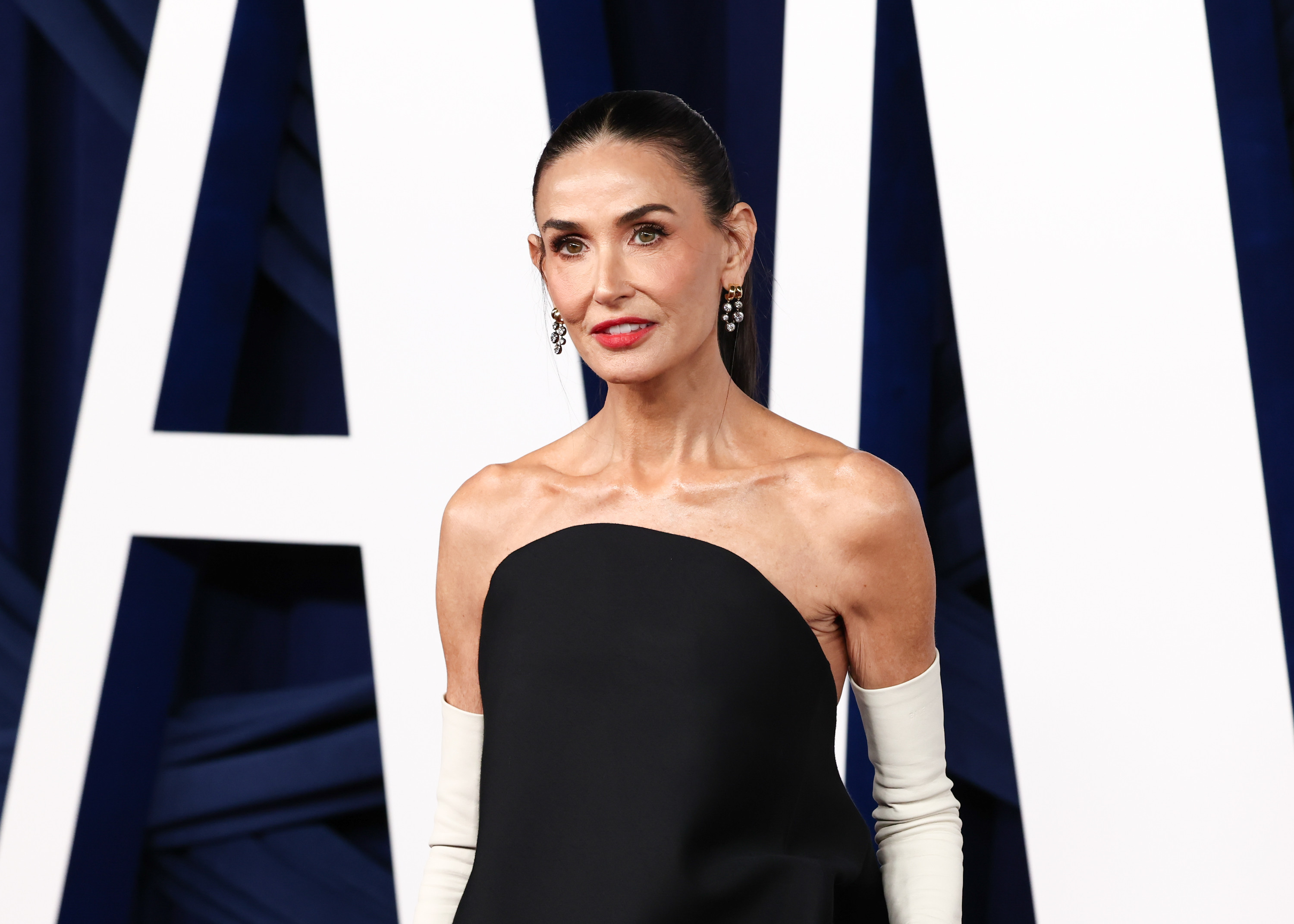 Demi Moore, apariție spectaculoasă la gala Glamour Women of the Year 2025. GALERIE FOTO
