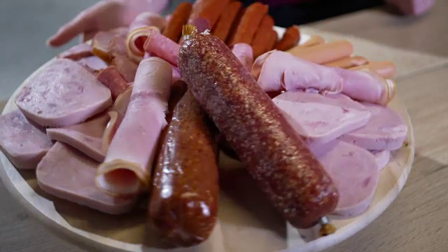 Consum record de mezeluri în România. Cârnații și salamul domină meniul. Medicii trag un semnal de alarmă