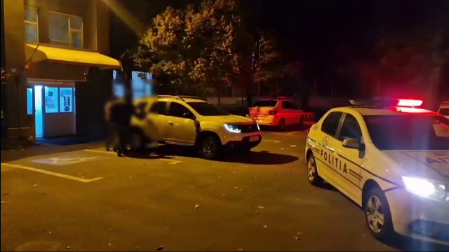 Un profesor de canto a fost arestat preventiv după ce ar fi agresat sexual două eleve minore