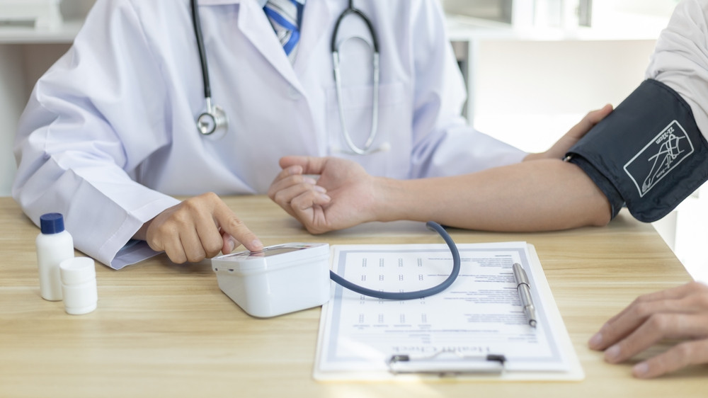 Șapte milioane de români suferă de hipertensiune. Care e soluția pentru reglarea tensiunii arteriale