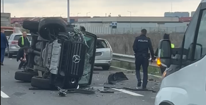 Grav accident pe autostrada A3. Un Mercedes este răsturnat. Trafic intens | VIDEO