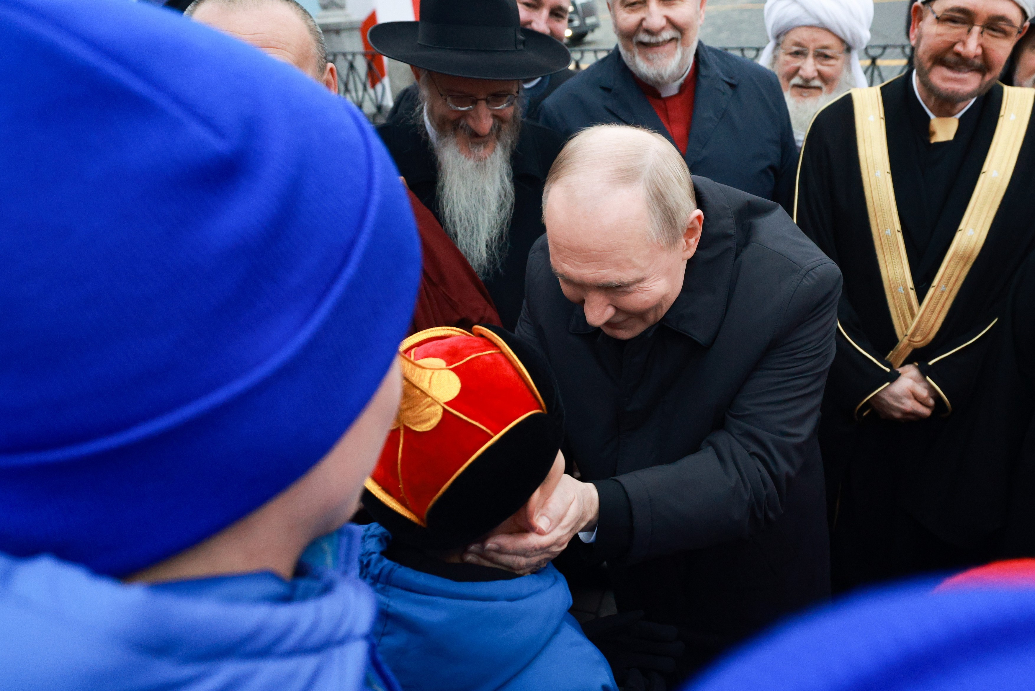 VIDEO. Momentul în care o fetiță de 11 ani îl confruntă pe Putin: „Unchiul meu e trimis din nou la război”. Reacția liderului