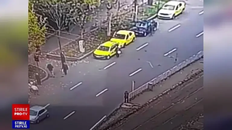 O femeie de 69 de ani a fost electrocutată de un cablu al rețelei electrice de tramvaie, pe care un camion l-a agățat în mers