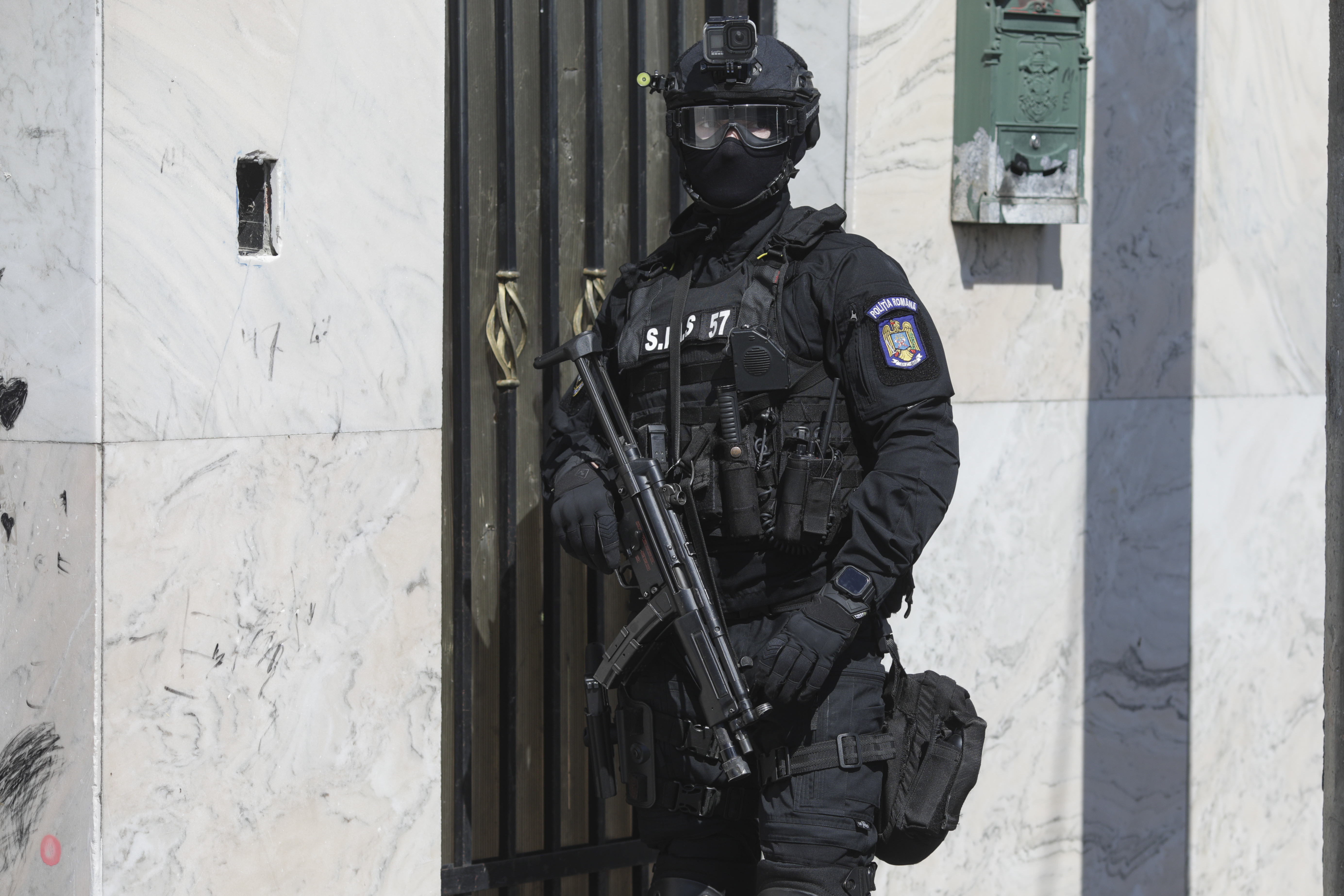 Percheziții în Pitești la falsificatori de documente. Șapte români și moldoveni sunt suspectați că falsificau acte și permise