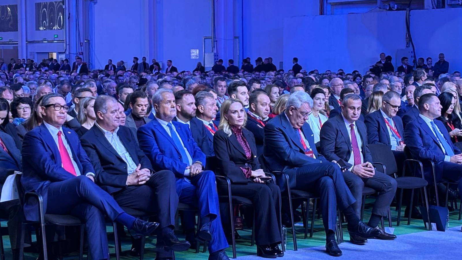 Năstase și Ponta, din nou în prima linie a PSD, în fața scenei pe care candidatul unic, Grindeanu, a fost anunțat președinte