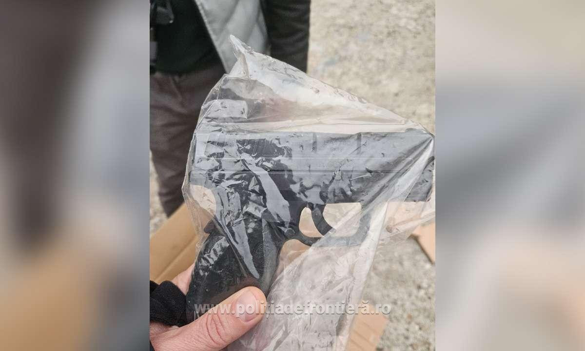 Arsenalul unui turc, oprit la Calafat. Avea 131 de pistoale letale, încărcătoare și tutun mărunțit, ascunse între paleți