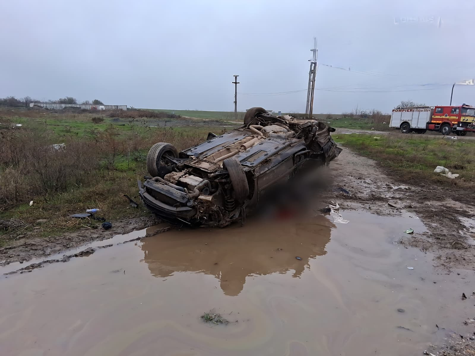 Patru persoane au murit după ce un tren a lovit o maşină la trecerea la nivel dintre halta de mişcare Vidra şi staţia Jilava