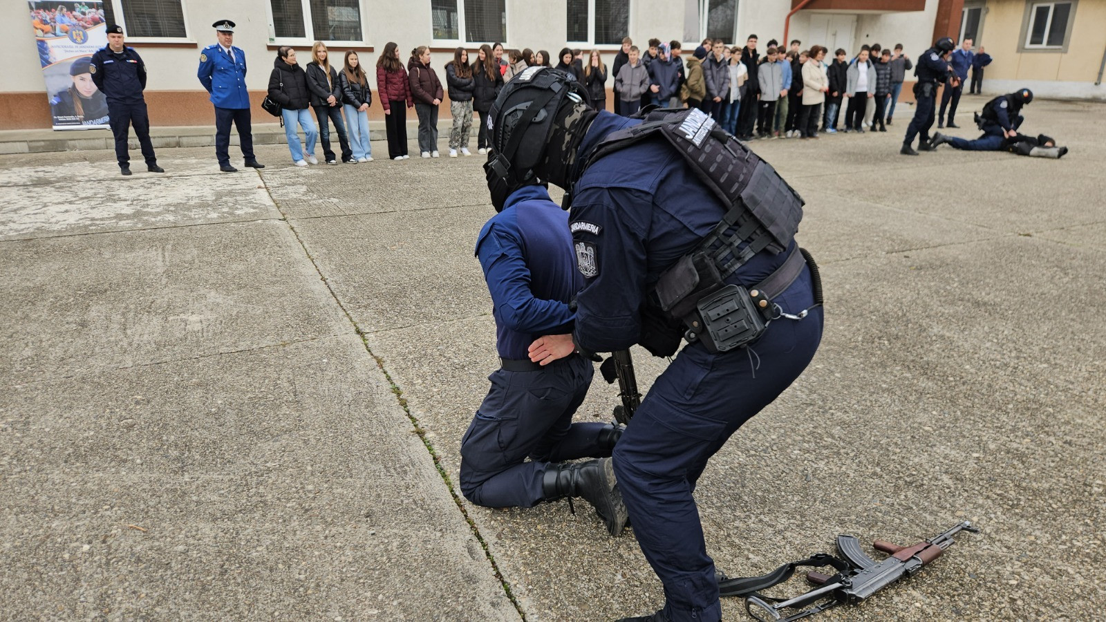 Jandarmii din Bacău au făcut o demonstrație spectaculoasă pentru câțiva elevi veniți în vizită la unitate. „Mi-a plăcut mult”