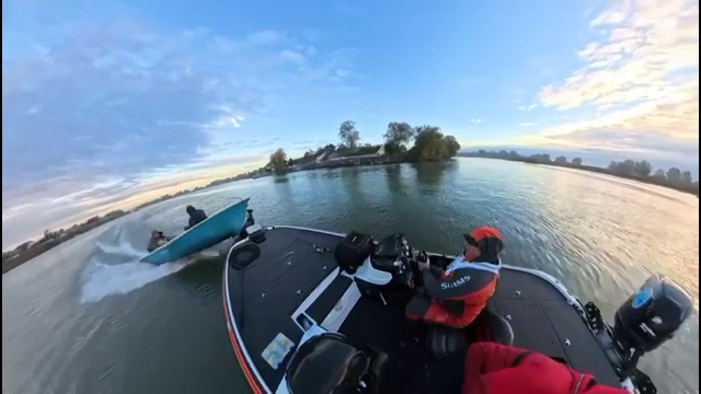 Două bărci s-au ciocnit frontal la un concurs de pescuit, în Delta Dunării. Un om a fost aruncat în aer la impact. VIDEO