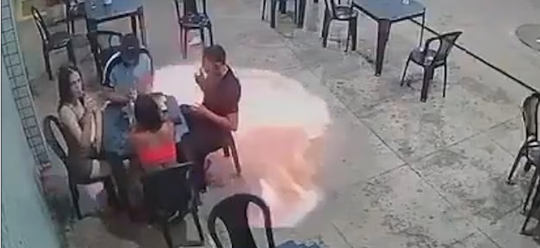 Momentul în care un bărbat aprinde o țigară la o benzinărie din Brazilia și provoacă o explozie uriașă. VIDEO