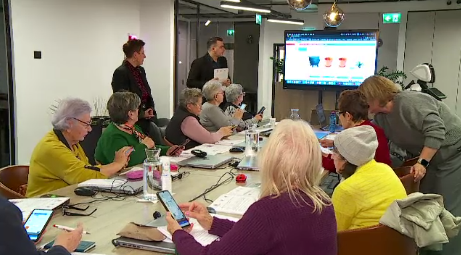 Cursuri gratuite la Cluj pentru seniori: cum învață vârstnicii să se protejeze de fraudele online