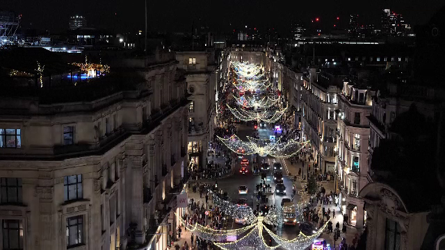 Magia sărbătorilor a început deja în Marea Britanie. Câteva străzi din Londra au fost împodobite
