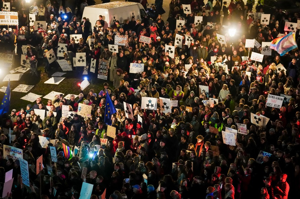 ”Să protejăm mama Letonia”. Cel puțin 10.000 de oameni au protestat față de posibila ieșire a țării din Convenția de Istanbul