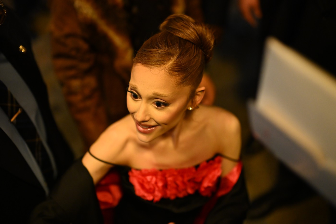 Ariana Grande, apariție plină de eleganță la Opera din Paris alături de colegii din filmul „Wicked”. GALERIE FOTO