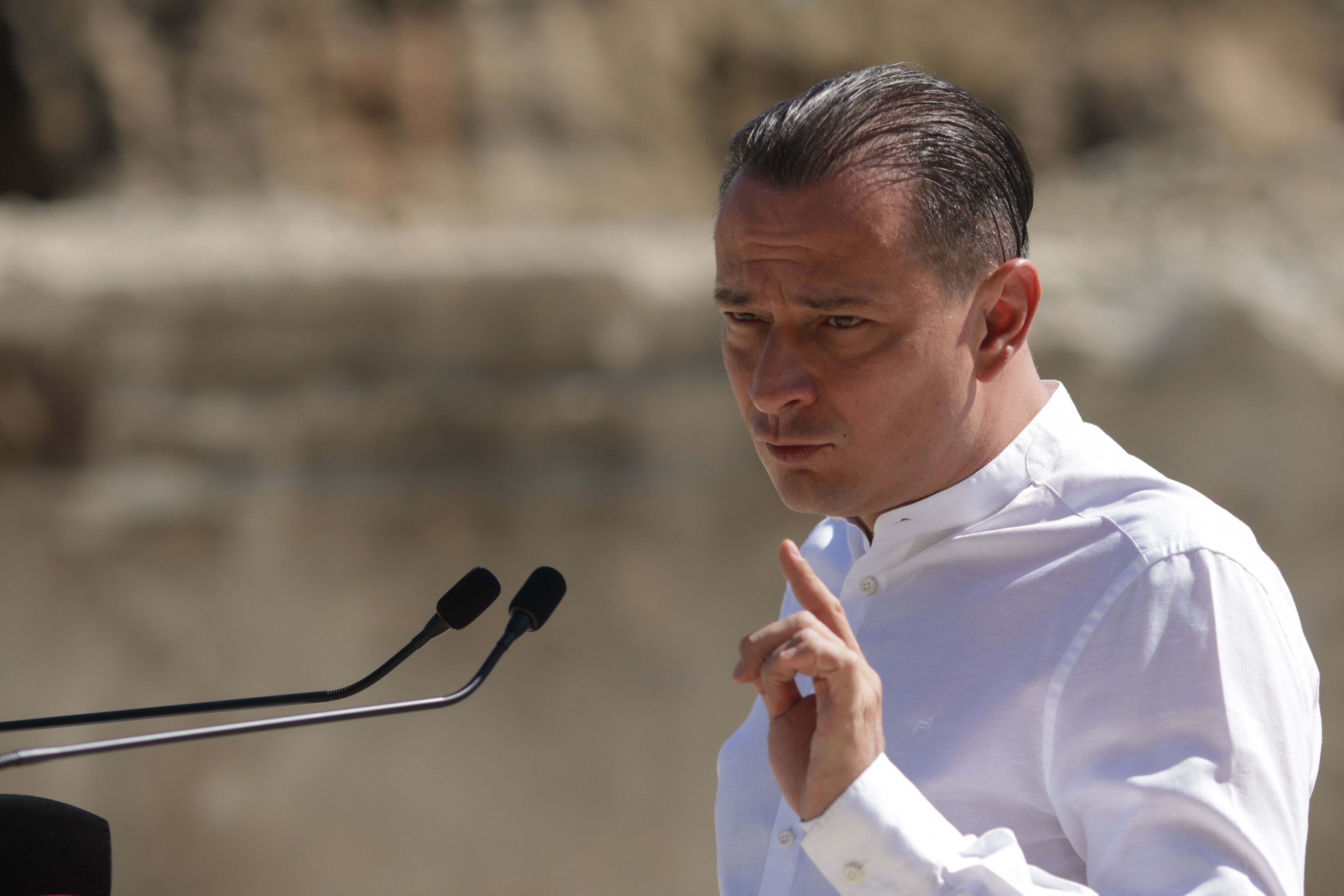 Daniel Băluţă a recitat la TV din Paraziţii, versuri care îl ”inspiră”: ”Proştii par concepuţi pe cale artificială”