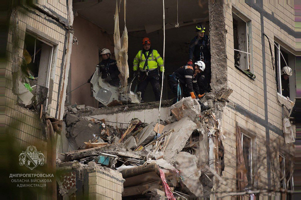 Cel puţin patru morţi şi zeci de răniţi în Ucraina, în atacuri în weekend cu aproximativ 100 de drone şi rachete