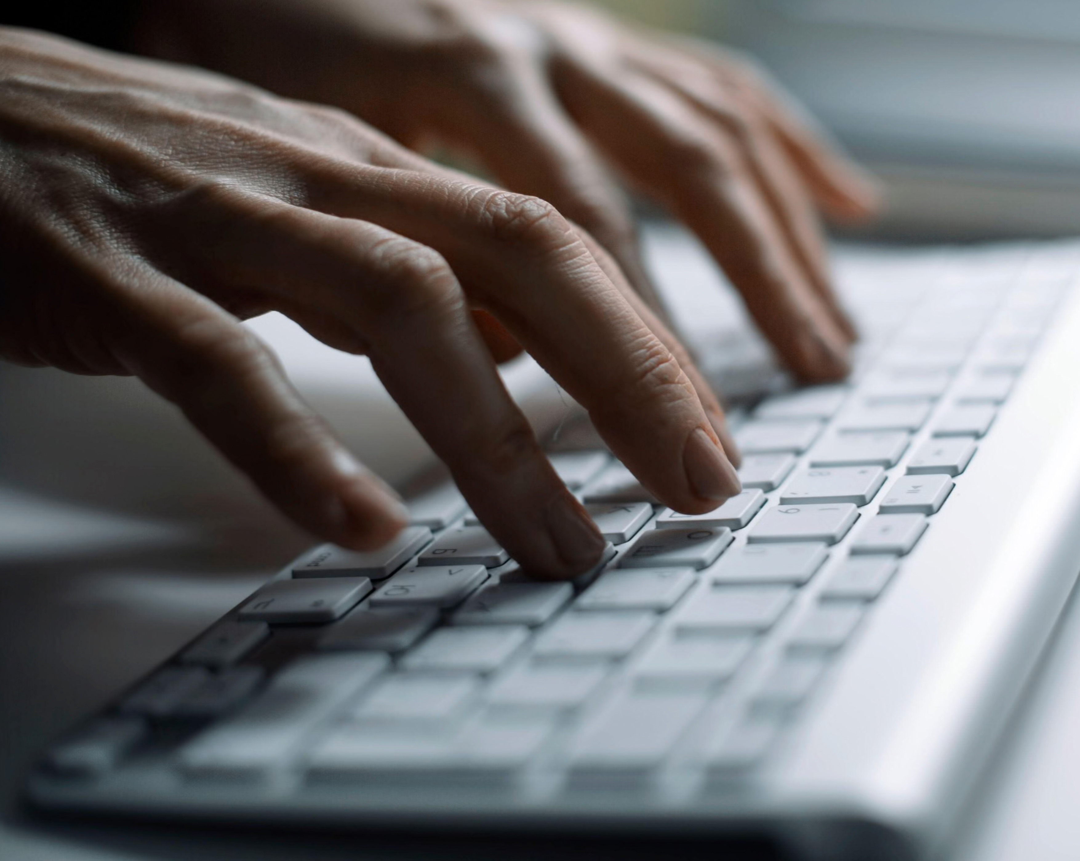 „Un prădător în propria ta casă”: Mai multe mame acuză chatbot-urile că le-au încurajat fiii să se sinucidă