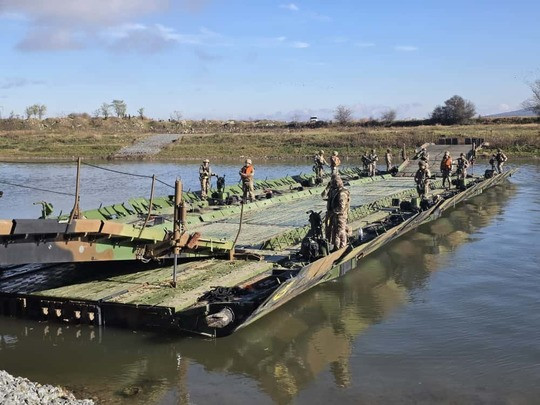 Exercițiu NATO în România: militarii români, francezi și portughezi au construit în timp record un pod plutitor peste Mureș