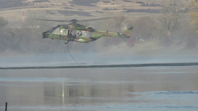 Militarii NATO au transformat râul Mureș într-un câmp de luptă. Un pod pentru tancuri, construit de soldați din trei țări