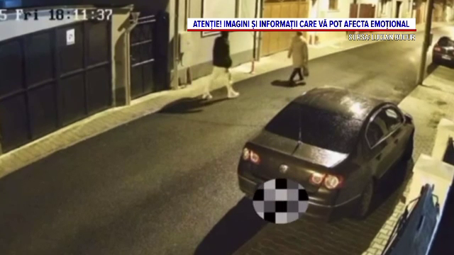 Momentul în care o femeie este jefuită de un tânăr pe o stradă din Mediaș. Individul i-a fracturat umărul