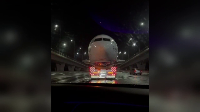 Un avion scos din uz a fost transportat de la Băneasa până în Brașov. Aeronava va fi folosită ca spațiu de cazare