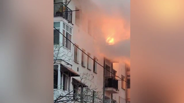 Apartament mistuit de flăcări, într-un bloc din Craiova. Doi câini nu au putut fi salvați. VIDEO