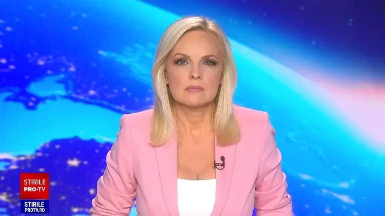 Momentul în care o femeie este jefuită de un tânăr pe o stradă din Mediaș. Individul i-a fracturat umărul