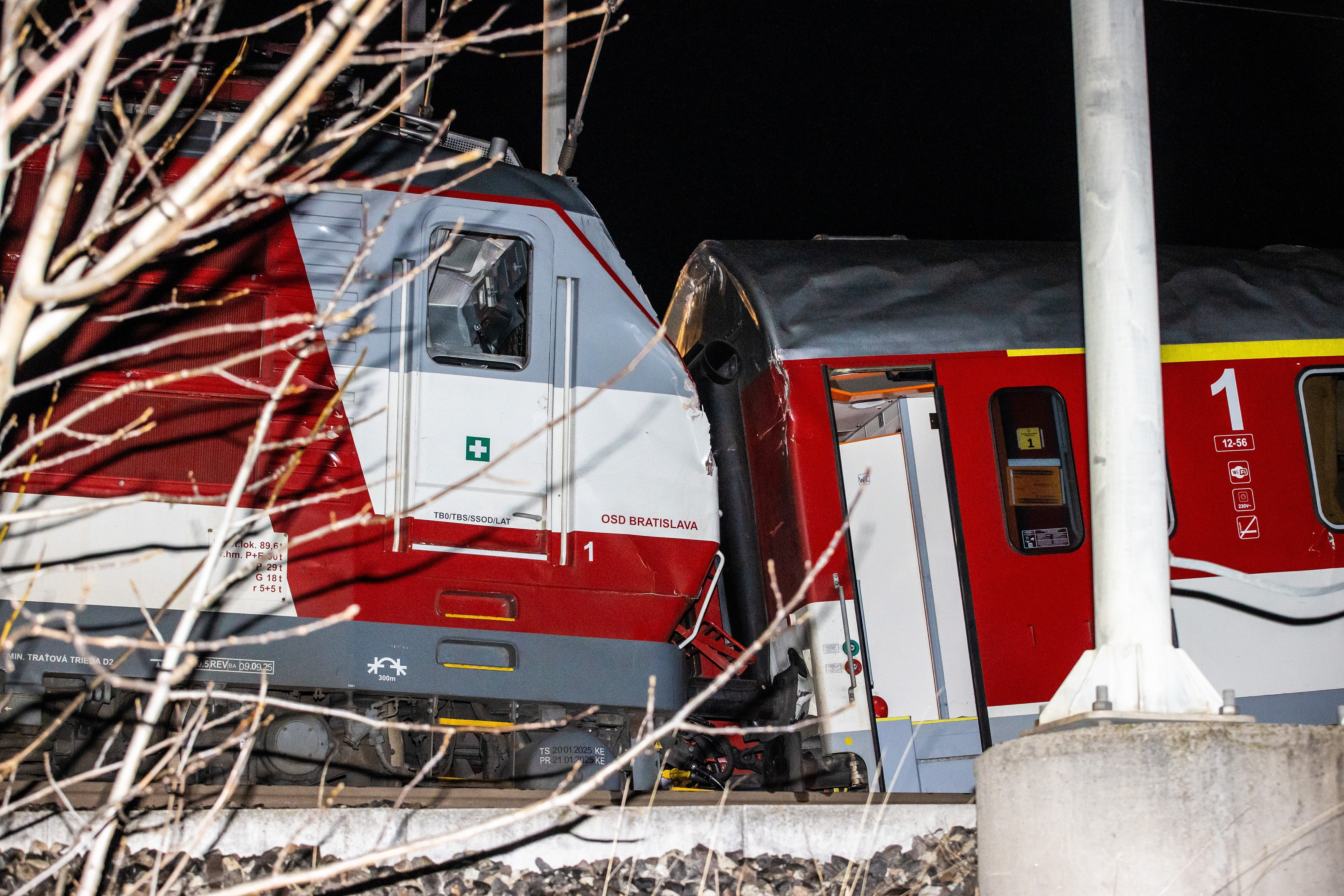 Accident feroviar grav, în Slovacia. Mai mulți pasageri răniți, după ce două trenuri s-au ciocnit